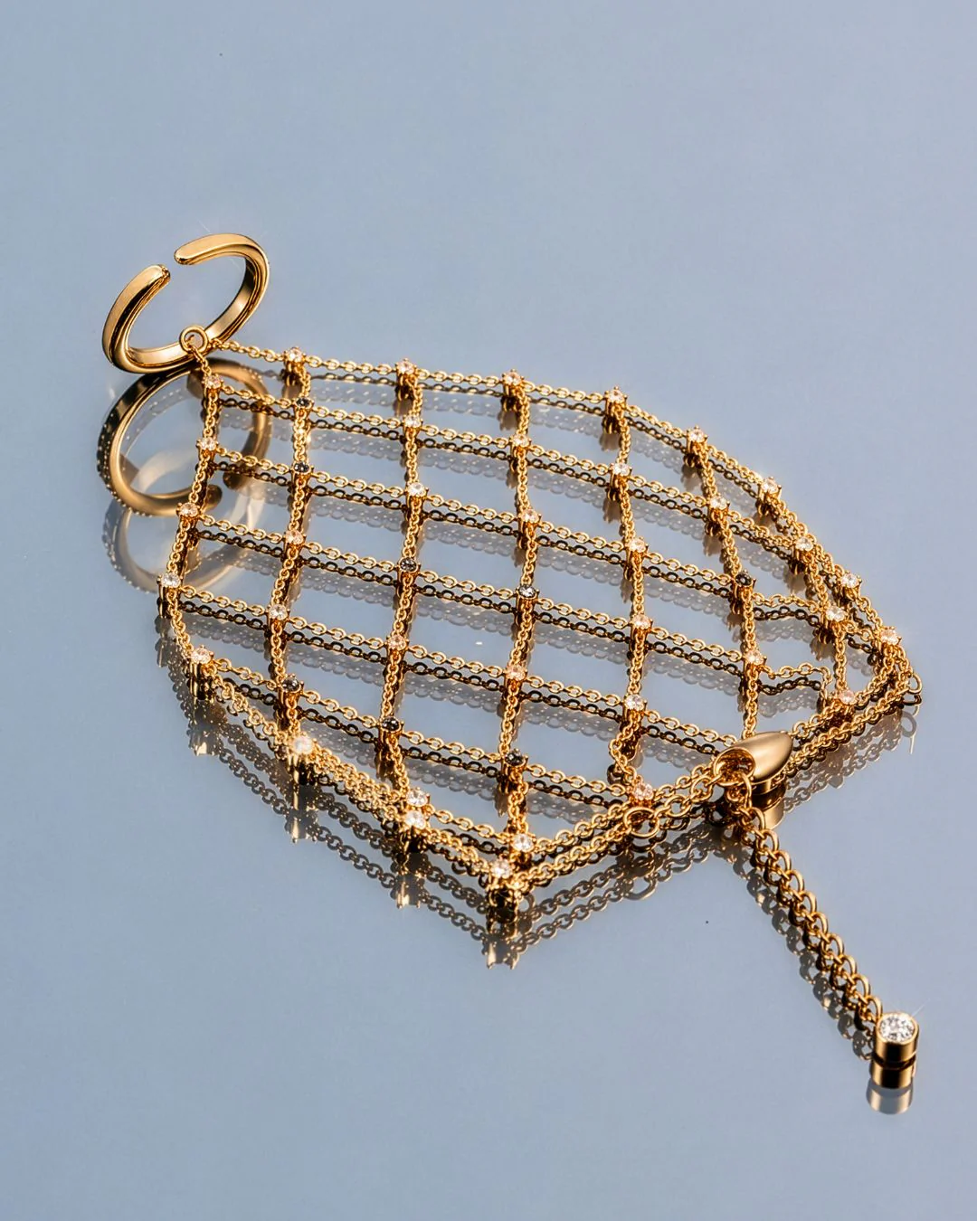 The Alaia Hazel hand chain - gold plated - Image 3