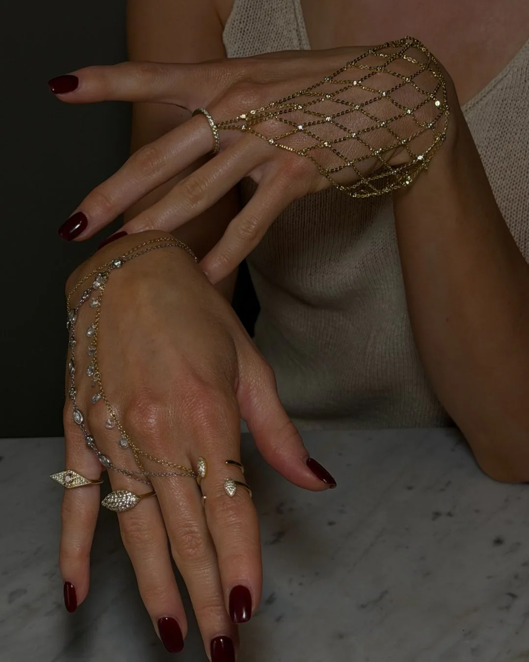 The Alaia Hazel hand chain - gold plated - Image 5