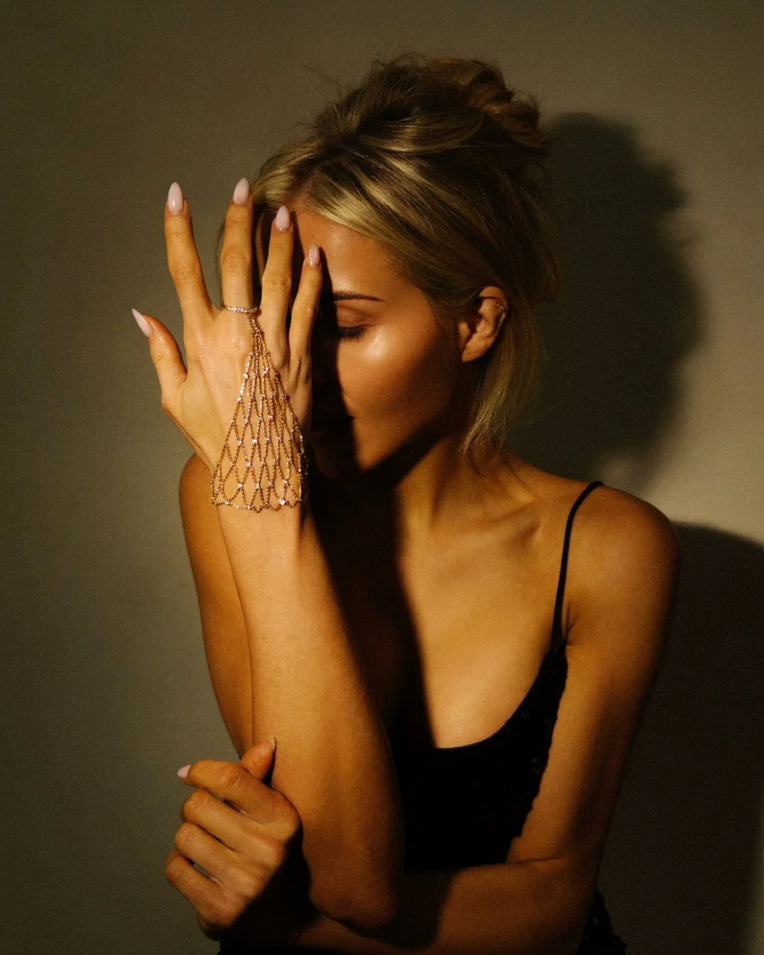 The Alaia Hazel hand chain - gold plated - Image 6