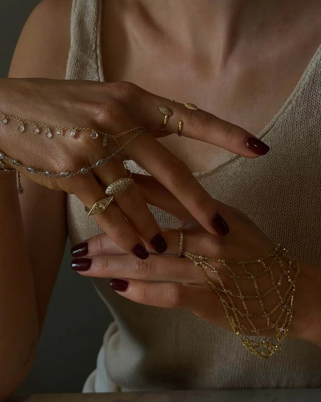 The Alaia Hazel hand chain - gold plated - Image 7