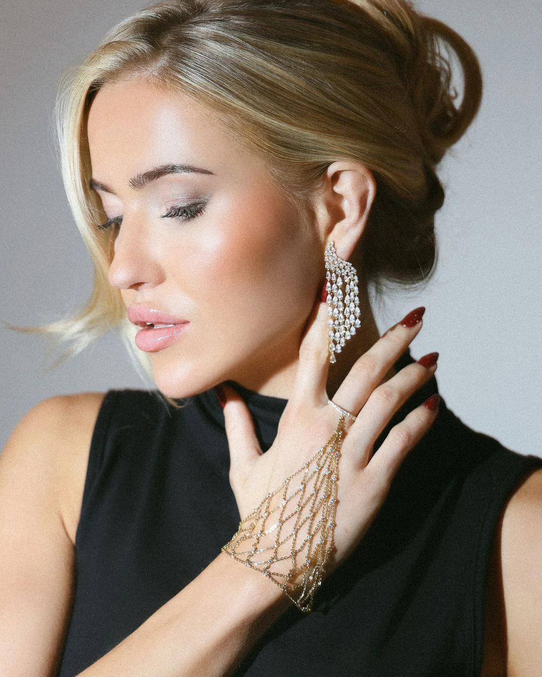 The Alaia Hazel hand chain - gold plated - Image 8