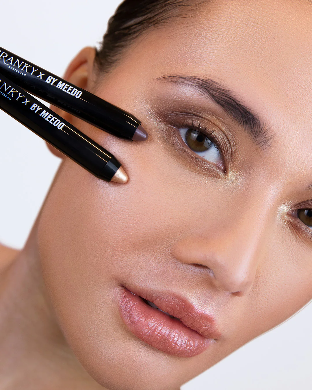 The Dark Velvet Matte eyeshadow stick - Image 4