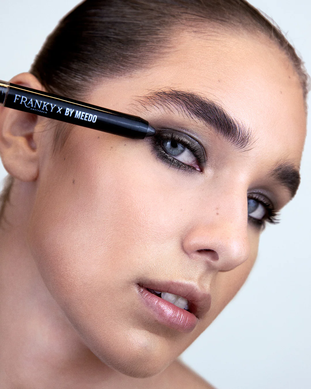 The Smokey Midnight eyeshadow stick - Image 4